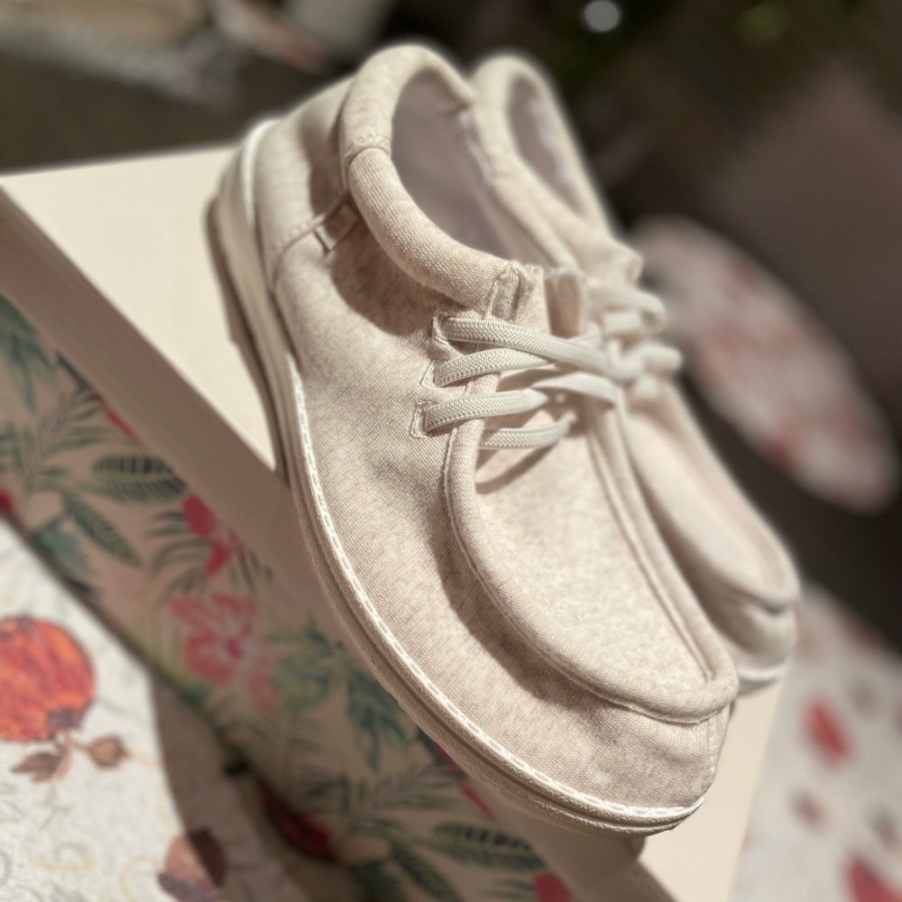 Tommy Bahama Memory Foam shoes - Picture 2 of 4